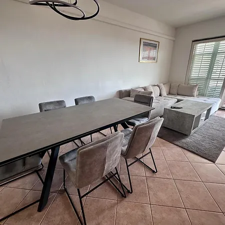Rina Apartment Split
